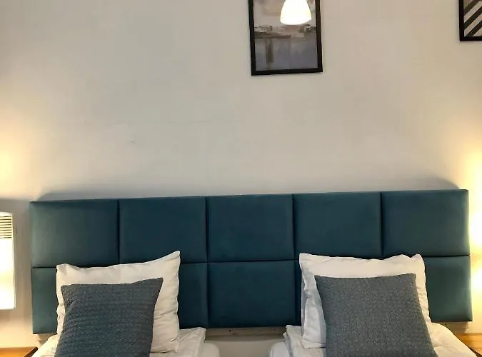 Amber Guest Hotel 2*